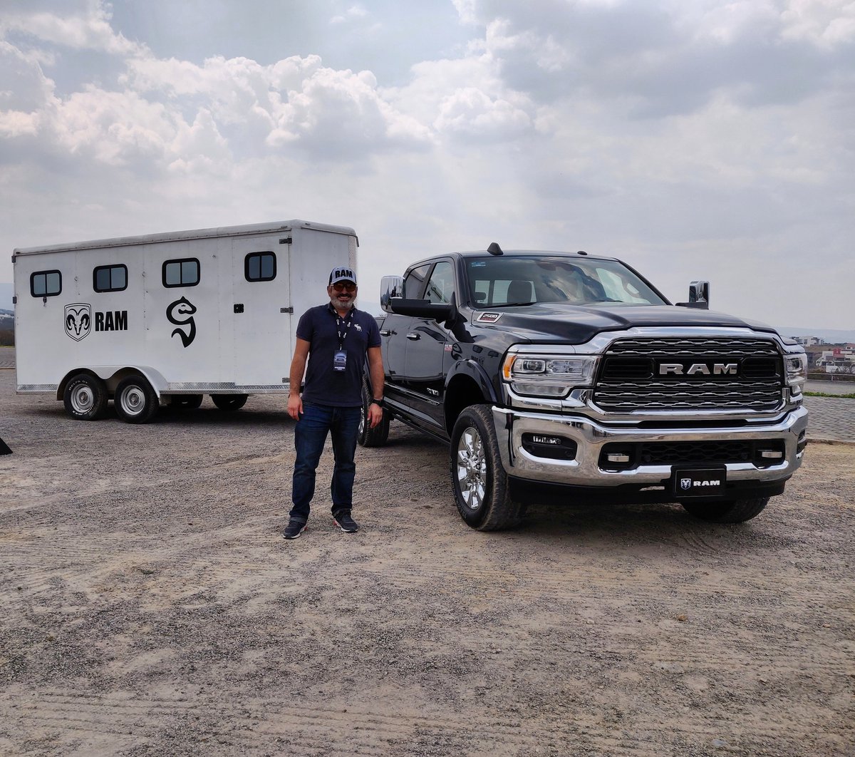 Lonso0's tweet image. Si traigo mi booster seat para alcanzar los pedales 🤣🤣

#RamHD @RAM_MX @FCAMexico