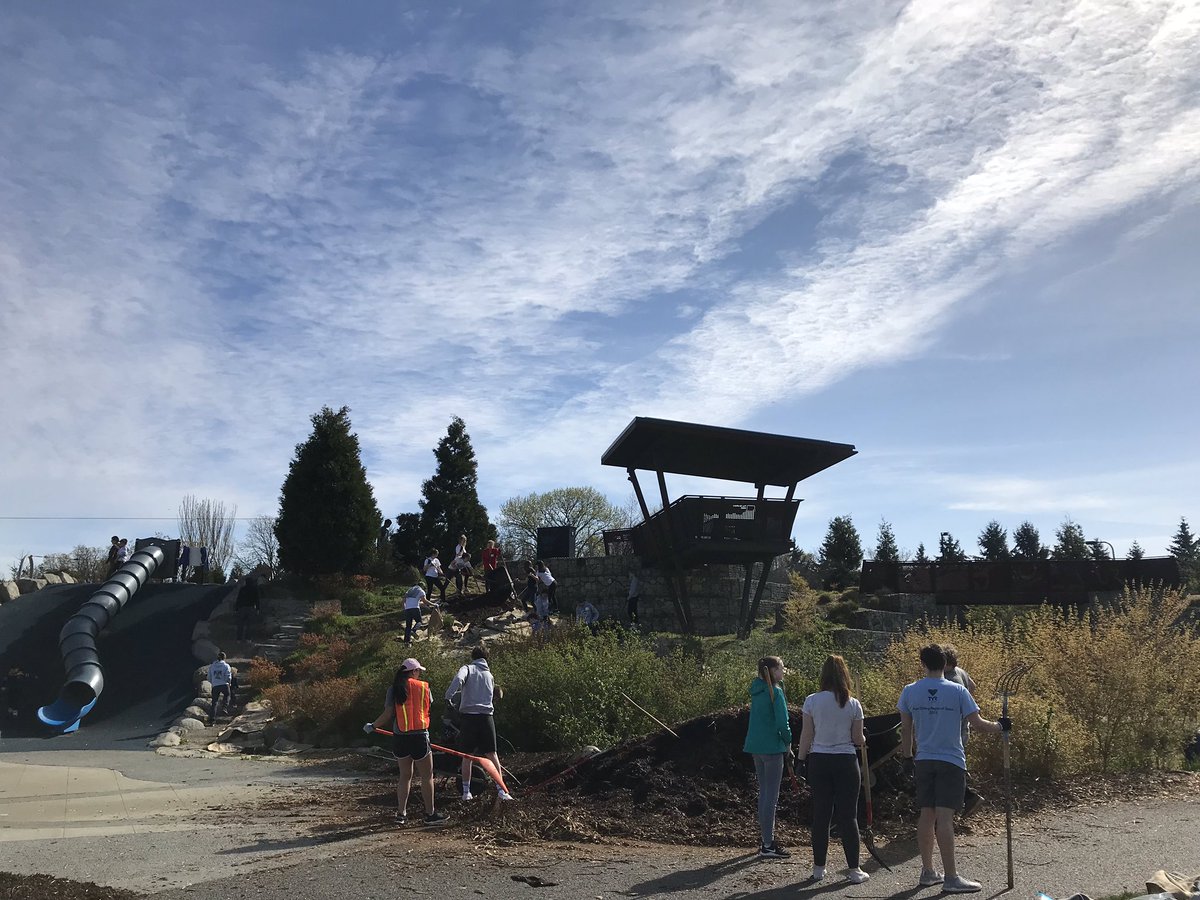 seaprepOSL's tweet photo. Day of Service 2019 is in the books! The students were out giving back to the community at Seattle Parks and Catholic Housing Sites. #rollPrep https://t.co/UGoAH1IRj9