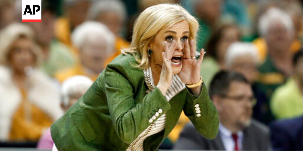 AP_Top25's tweet photo. BREAKING: Baylor's Kim Mulkey wins The Associated Press women's college basketball coach of the year award for 2nd time.
by @DougFeinberg https://t.co/aeMcFXXyCi https://t.co/Byar4AzCYz