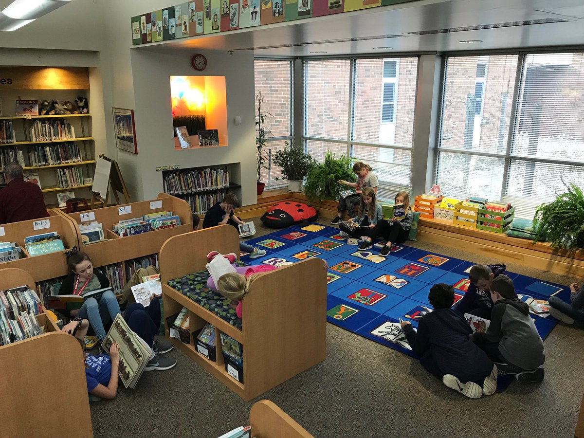 media_vanguard's tweet photo. 4th graders digging into their new library books. #mbmedia https://t.co/OV4l2eCZsC