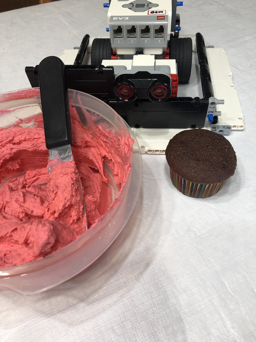 NSCC_Robotics's tweet photo. Our robots even decorate cupcakes! See you all tomorrow! @TheOctobots @FIRSTweets #omgrobots #ohiofll https://t.co/GMi59Ld2wr