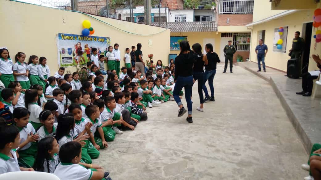 alcaldiaocana's tweet photo. Al ritmo de música los niños y niñas de la escuela Juan XXIII disfrutaron de un día muy agradable con show de payasos y demás actividades que la Administración de @MiriamPradoC preparó para celebrarles el mes de la niñez https://t.co/RruLVxiD2L