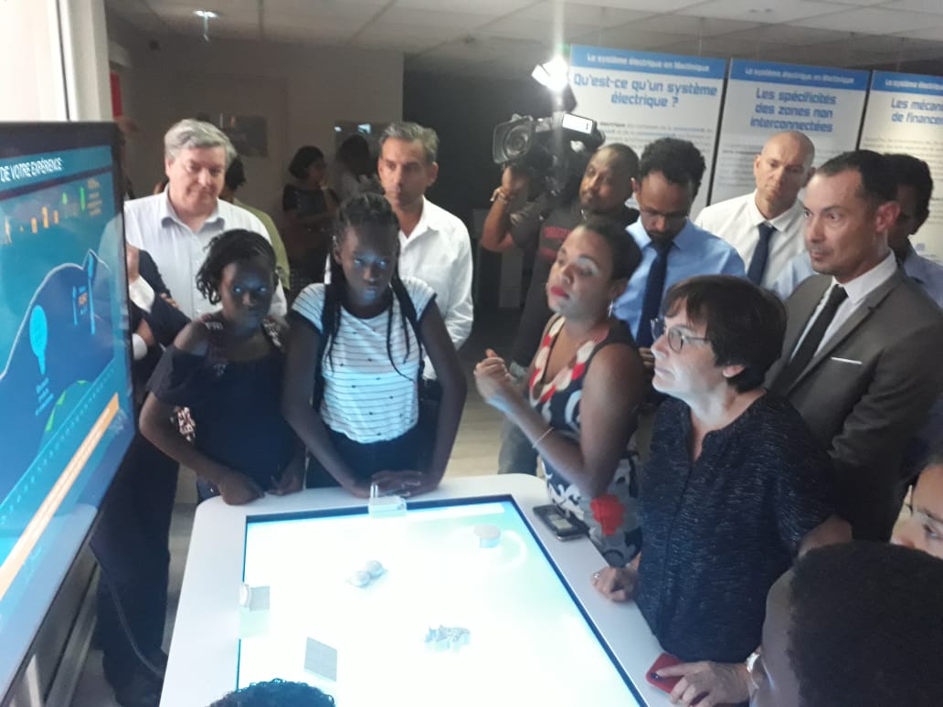 Annick Girardin, ministre des outremers, à visité le showroom de la transition énergétique à Bellefontaine en compagnie d'élèves du primaire et du collège des communes de St Pierre et du Prêcheur.