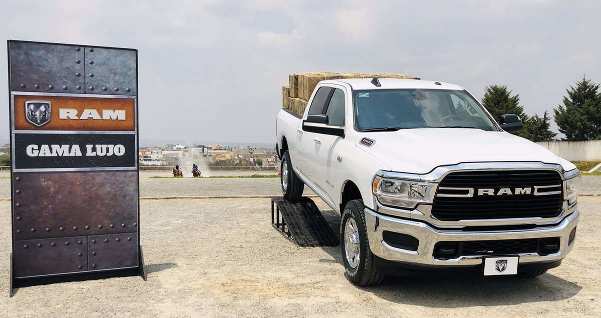 ARCINIEGA013's tweet image. Es presentada la nueva @RAM_MX 2500 Heavy Duty 2019, con un motor V8 de 6.4 litros para llevar una capacidad de carga 1.5 ton y de  arrastre de 7.6 ton. Además de lujo y off-road. Precio: $1,190,000 pesos #RamHD
@FCAMexico