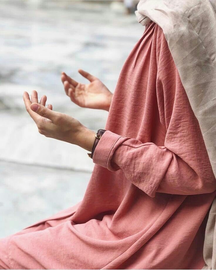 لولا طيبتها ما توجعت انها ساذجة تصدق كل ما يقال لها وقالت جربت جميع المشاعر السيئة واعتقد اننى أستطيع أن أجزم انه لا يوجد اسوء من الثقة التي وهبتها لك ورفعة يدها وهي تشتكي لله وهي خجله من الله قالت سيصيبك ما أصبتني به فقط إنتظر🍃🍃