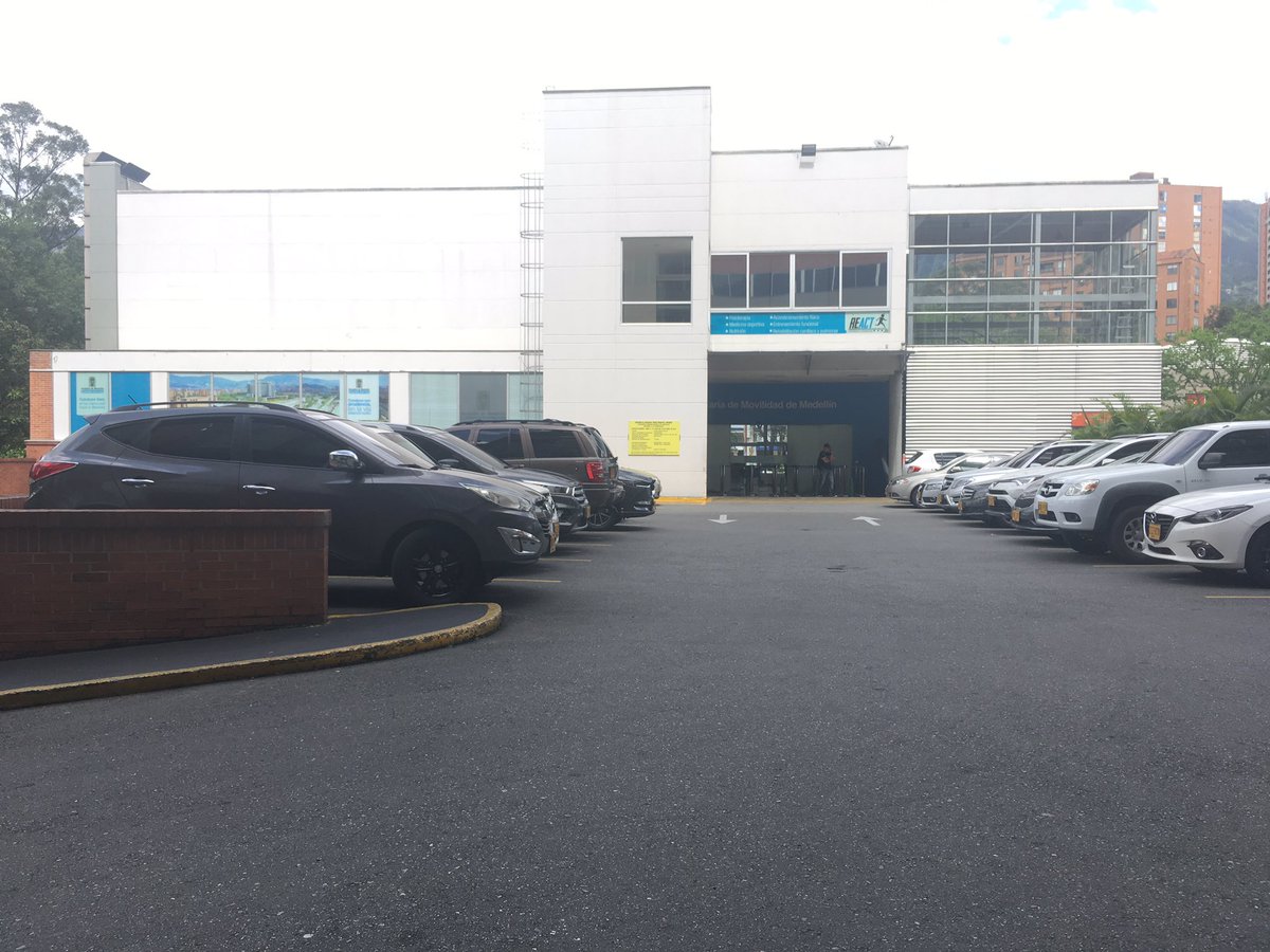 viaenextincion's tweet photo. ¿Qué tal si la entrada de estos edificios no estuviera llena de cemento y de carros? ¿Afectaría eso nuestra elección del modo de transporte? https://t.co/D4vZPBazeI