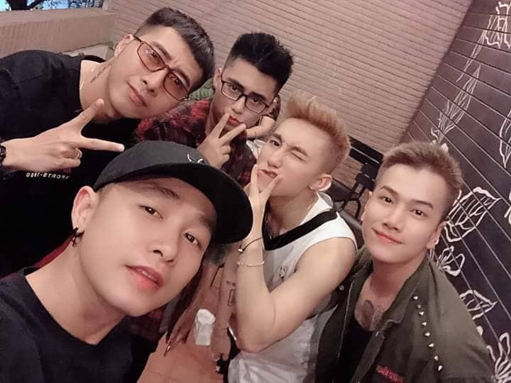 SonTungBR's tweet photo. @sontungmtp777 [#Facebook] 04/04/2019 - Son Tung M-TP com os cantores  Only C e Lou Hoang, além do seu irmão Hoang Viet, e Jan Nguyen.

©️Jan Nguyen | FB

#vpop #sontungmtp #mtp #OnlyC #LouHoang https://t.co/JjSAamW2l9