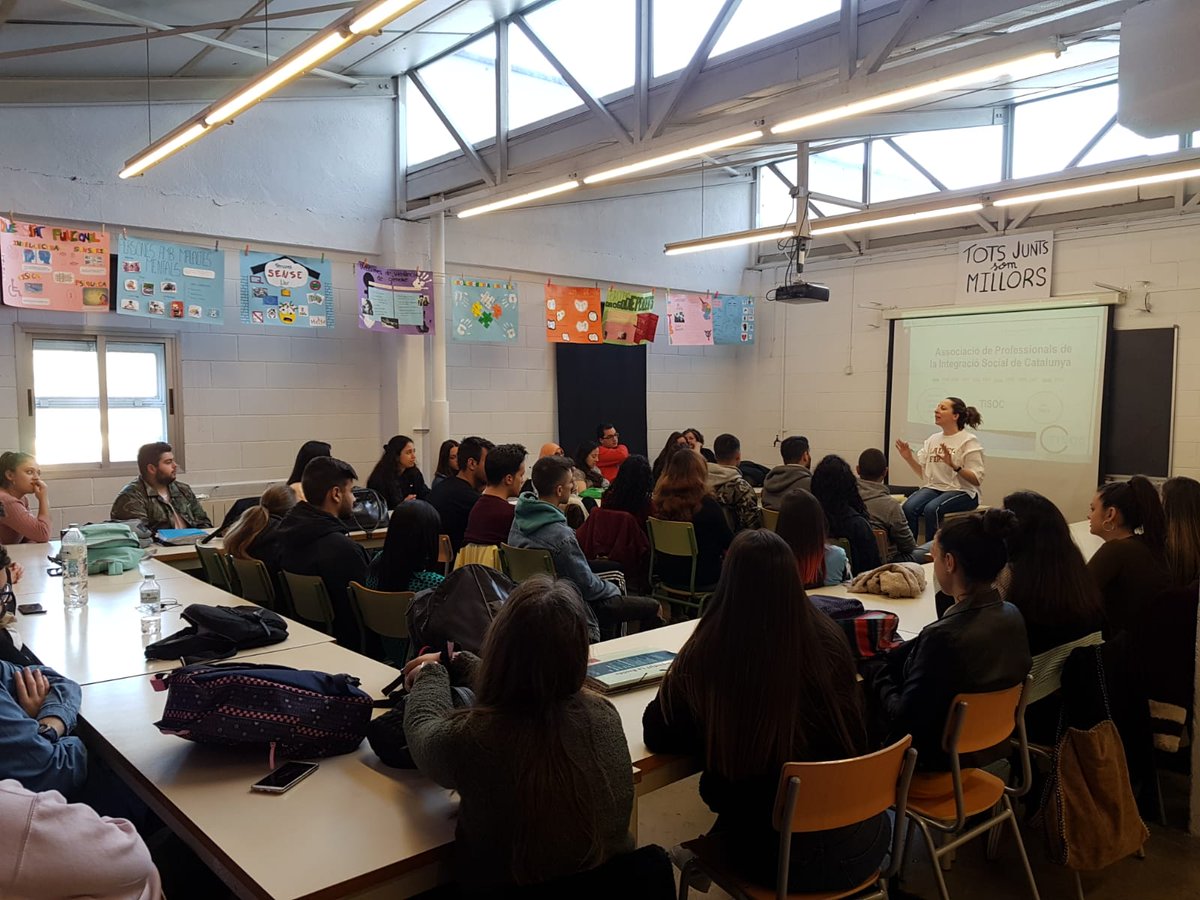 InstitutBastida's tweet photo. Xerrada TISOC per a l'alumnat d'Integració Social. #JornadaOrientacióIntegracióSocial #InstitutLaBastida #SantaColomadeGramenet #CiclesFormatius #ServeisalaComunitat https://t.co/8pEcNl31qJ