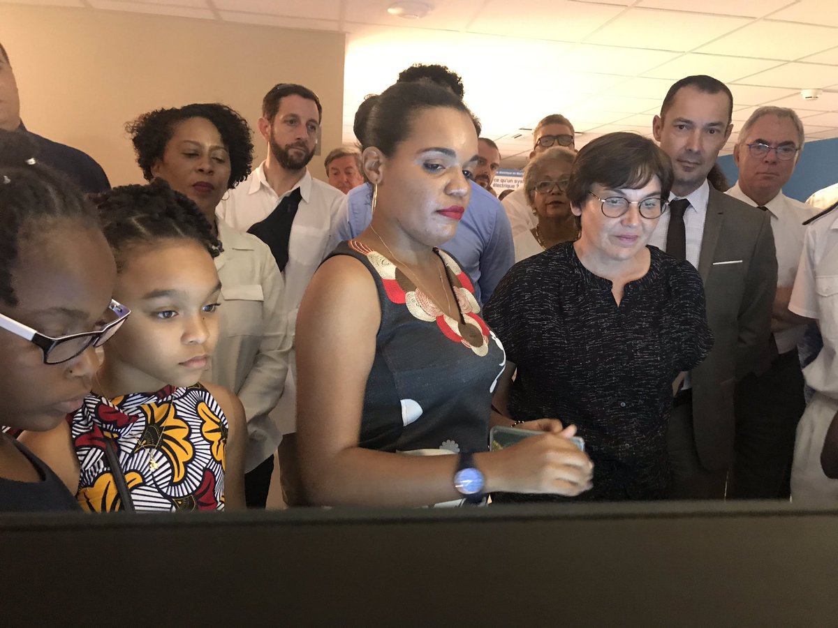 AnnickGirardin's tweet photo. Les élèves des écoles du Prêcheur et de Saint-Pierre me font visiter la showroom de la transition énergétique. Les projets des #AssisesOM sortent de terre : les #outremer sont en mode projets et prouvent une nouvelle fois qu’ils sont des territoires d’excellence et de solutions. https://t.co/GywIwk2V2P
