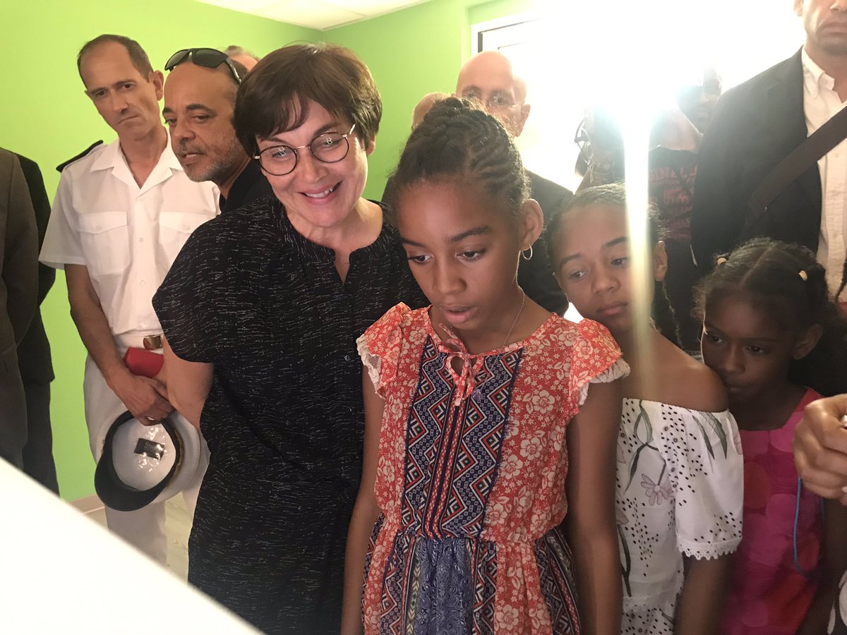 AnnickGirardin's tweet photo. Les élèves des écoles du Prêcheur et de Saint-Pierre me font visiter la showroom de la transition énergétique. Les projets des #AssisesOM sortent de terre : les #outremer sont en mode projets et prouvent une nouvelle fois qu’ils sont des territoires d’excellence et de solutions. https://t.co/GywIwk2V2P