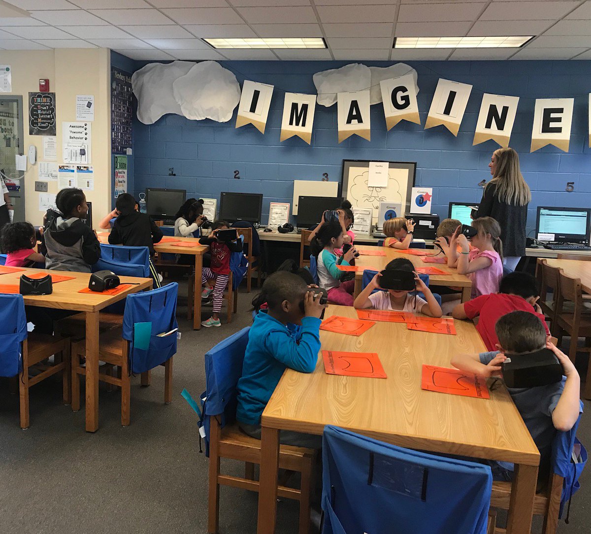 sbroyster's tweet image. Students in Mrs. Morgan&apos;s Kindergarten class @CarverPrimary used Google Expeditions to visit American landmarks. In their reading series, they had been learning about the United States of America. This was a great follow up to those lessons.  @BestBuyEdu #OpelikaEdTech