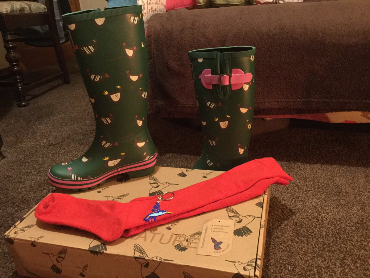 kym_whittet's tweet photo. Oh I love love 💖 love my new wellies! 🤩

@evercreatures #Wellies #Garden #Vegan #MyEvercreatures #Hens https://t.co/UiWhEbtIhH