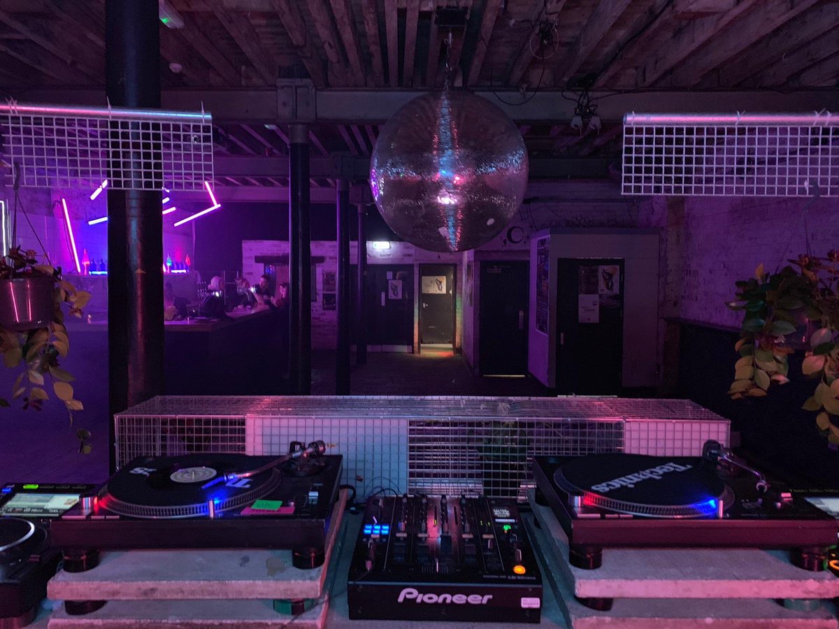 residentadvisor's tweet photo. The calm before the storm at our first #AlternateCuts party. SisBis and a Jayda G Rhythm n Blues set ⛈ @ABSOLUTUK https://t.co/QAcHZwwxXQ