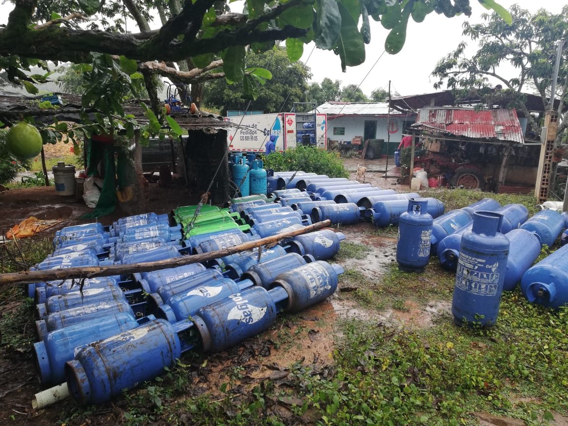 GasnovaCo's tweet photo. #GasLPSeguro En #Pandi [#Cundinamarca], unidades de la @DIJINPolicia de #Fusagasugá incautaron cilindros de #GasLP propiedad de empresas agremiadas a @GasnovaCo, que eran almacenados de forma ilegal para sacarlos de la zona y comercializarlos. https://t.co/G1Kz0743kE