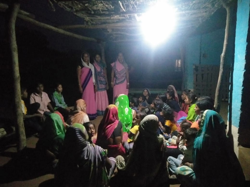 EastWcd's tweet photo. महिला एवं बाल विकास की समस्त योजनाओं की जन जागरूकता हेतु वि���िन्न क्षेत्रों में स्थानीय भाषा कोरकु, बघेली, निमाड़ी में संध्या चौपाल का आयोजन किया जा रहा है l जिससे कि प्रत्येक ग्रामीण परिवार तक विभाग की योजनाओं का लाभ मिल सके l @Sandhya7vyas @mpwcdnnm @MinistryWCD @DM_Khandwa https://t.co/diEHlFFbwh