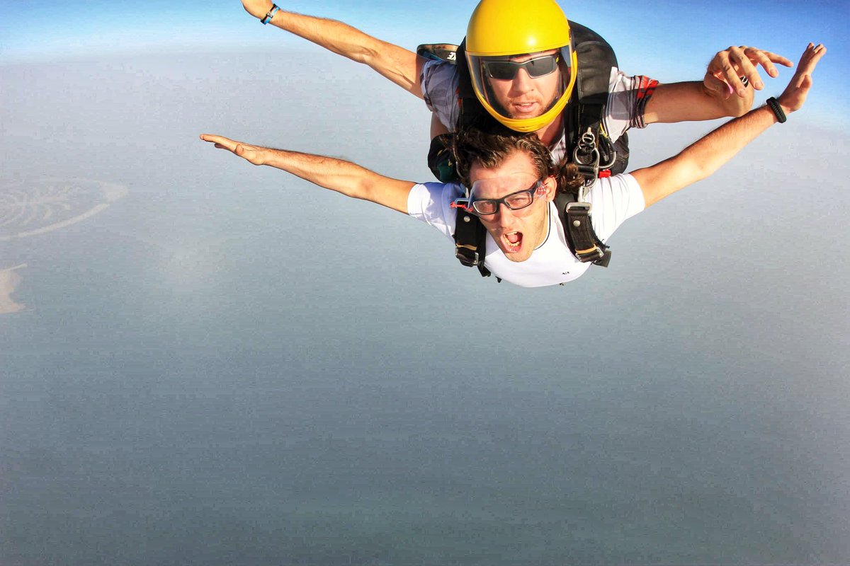 HussamHalawi's tweet photo. #ThrowBackThursday .. this was one of the most beautiful experiences. Joe was great and a talented professional #SkyDiver 

#travel #ttot #SkyDiveDubai #traveller #MyDubai #Adventure https://t.co/BolVev6UhC