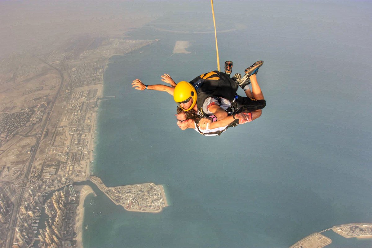 HussamHalawi's tweet photo. #ThrowbackThursday #SkyDiveDubai #Travel #Traveller #adventure #ttot #MyDubai #Dubailife #traveler https://t.co/Hfdhjg2xfI