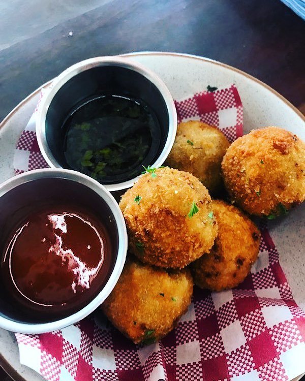 Crispy wagyu meat balls stuffed with smoked provolone.. Diet starts next week, to good to resist 🤤🤤🤤 #meatballs #paddocktoplate #wagyu #meatballsarelife #chimichurri #sriracha #sickeninglydelicious bit.ly/2Uwx3zY