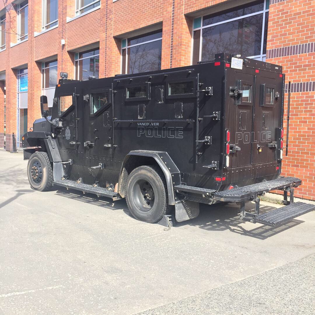 miatatweets's tweet photo. spotted this beast today and I never noticed before but woah does it ever have an enormous custom side exit tail pipe! #carsofvancouver #vancouvercars #customtruck #suv #vroomvroom #heavyduty #bigtruck #vancouvertrucks #trucksofvancouver https://t.co/tSZXfCT5NX
