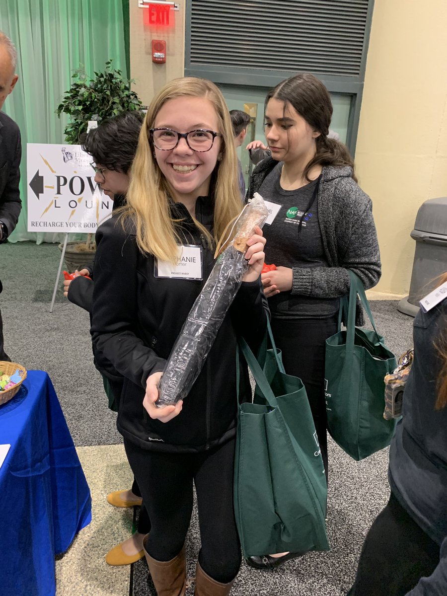 DHS_AOF's tweet photo. Thankful to have the opportunity for dhs @NAFCareerAcads students to attend @bufiday where they learned about careers in the insurance industry and networked with business professionals. #BeFutureReady https://t.co/W1lX0DTiDq