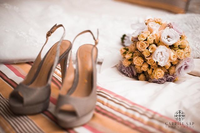 De cima a baixo.
.
.
.
.
#buquedenoiva #bridesbouquet #fotografoporto #fotografodecasamento #weddingphotographer #theknot #weddingideas #instabride #destinationwedding #weddingphotographer #elopementphotographer  #livefolk #weddingphotos #bridesshoes ift.tt/2WMhlOC