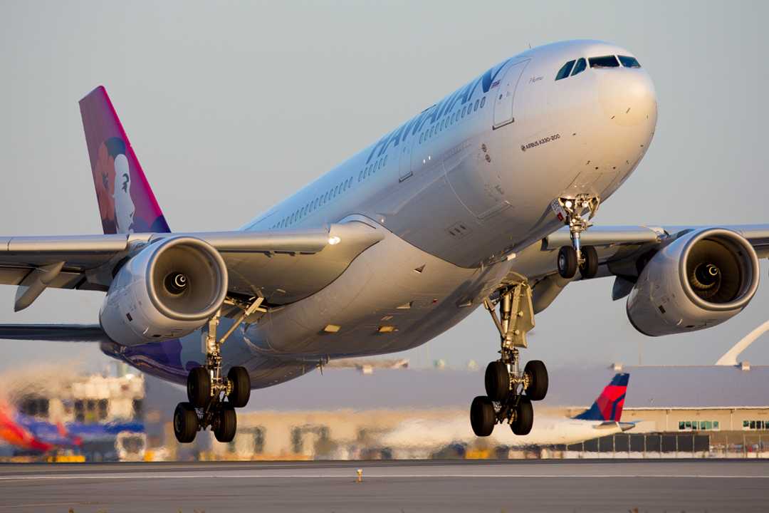 AirportWebcams's tweet photo. Heads-Up: @HawaiianAir will shortly commence the longest-ever US domestic non-stop flight. The inaugural #HA90 (A330 N382HA) departs Honolulu for Boston at 2005EDT/1705PDT, and will break the current record (HNL-JFK) by 122 miles.
https://t.co/0S1MMmT7P6
https://t.co/gFIlzv5VQO https://t.co/XlE2YG4pN9