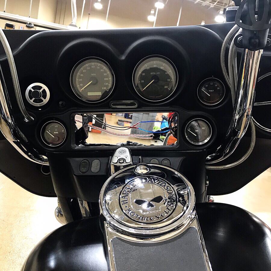 LugnutsGuapo's tweet photo. 🎛EQ🎛
.
Got that #DBdrive eq for the diamond system! Loud+Crystal Clear= 👊🏼🤘🏼👌🏼💯
Thanks to Tom for the help and Tripp for pointing out I got my wires mixed up🤦🏼♂️lol
#GSWT #GETSOMEWINDTHERAPY
#harleydavidson #ride #madetoride #iPhone #BAGGER #TEXASBAGGER #electraglide #standard https://t.co/rsfySThNpj