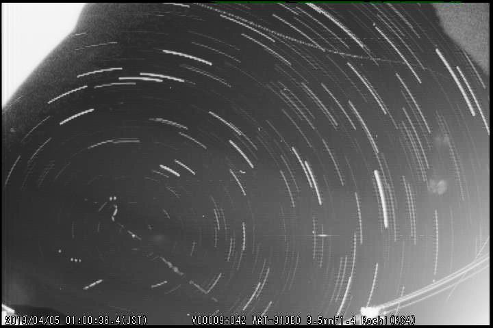 流星カメラの画像です。朝起きたら20GBものバカでかい動画が撮れていました。カメラの前にクモの糸が垂れ下がってそれが胴体検知されて2時間ものPeek Hold画像が出来上がっていました。たまにこんな風に意図せず日周運動が撮れることがあります。飛行機や鳥、虫、人工衛星が写っていますね。