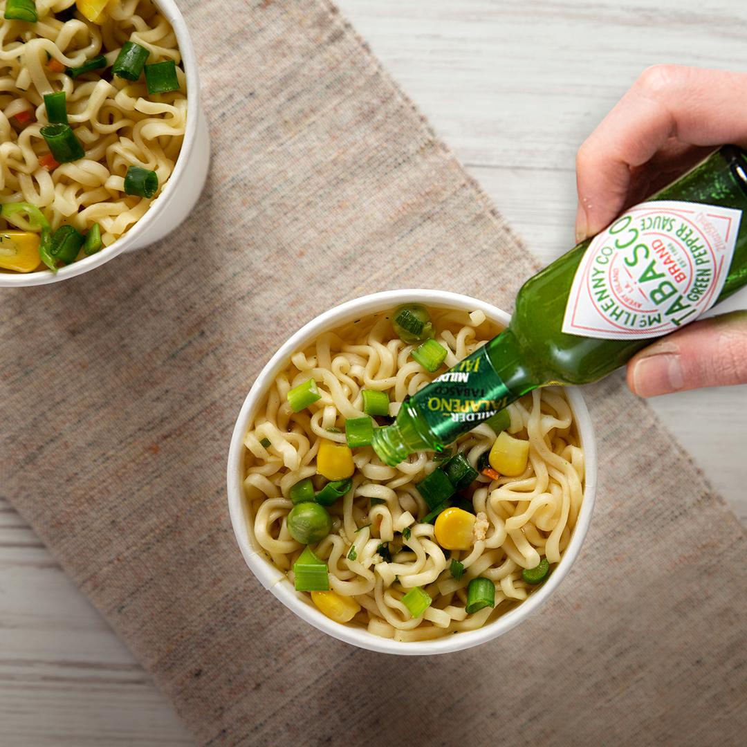 Nem só de comida gourmet vive uma pessoa. A facilidade do #macarrão instantâneo encanta, mata a fome e com #TABASCO, te tira da mesmice ! 🍜🌶