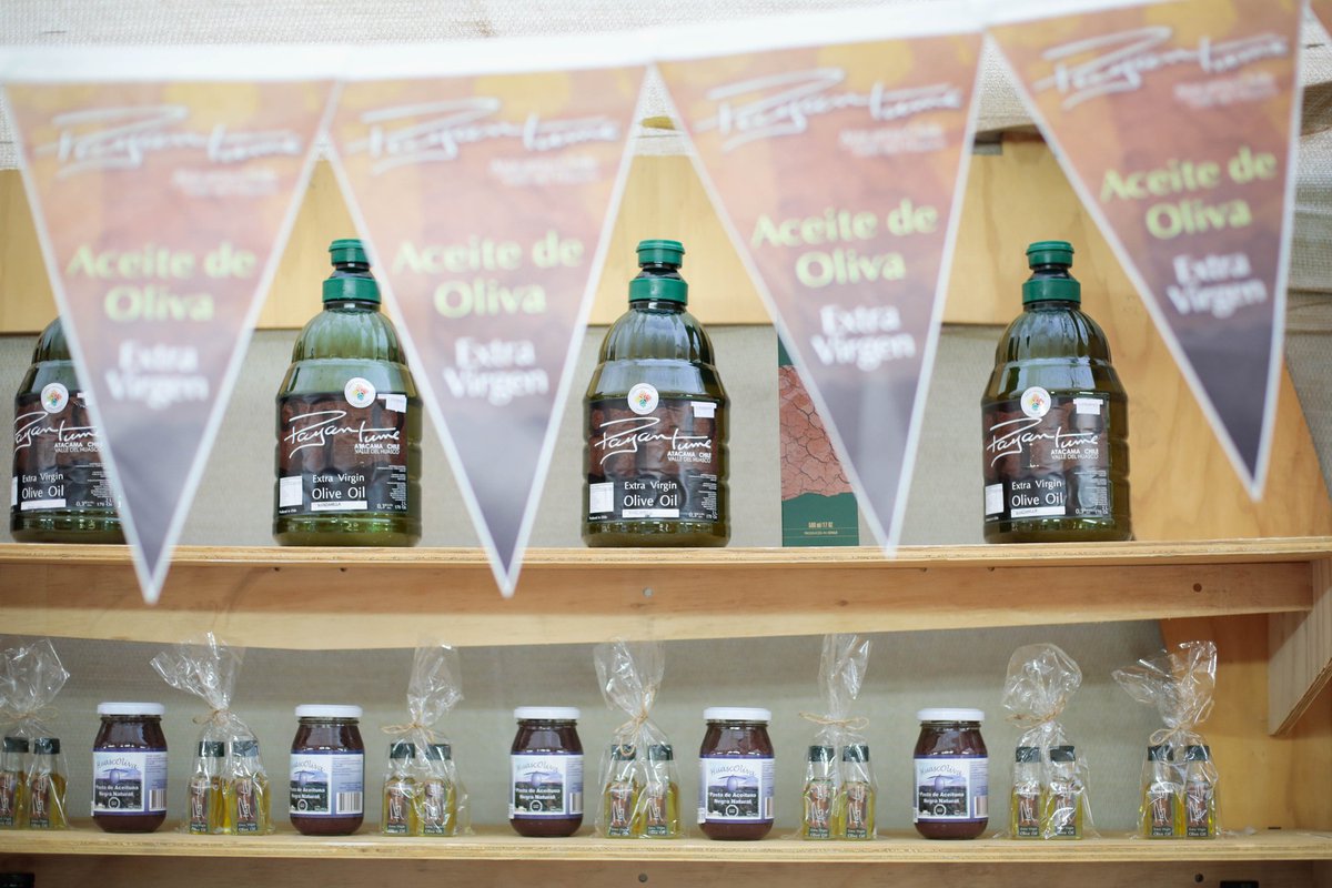 Robinson González y su hija Daniela olivicultores del #ValledeHuasco #Atacama están presentes en @niamchile 2019  con su Aceite de #Oliva Extra Virgen con   Denominación de Origen. Prefiere productos de la agricultura familiar campesina.