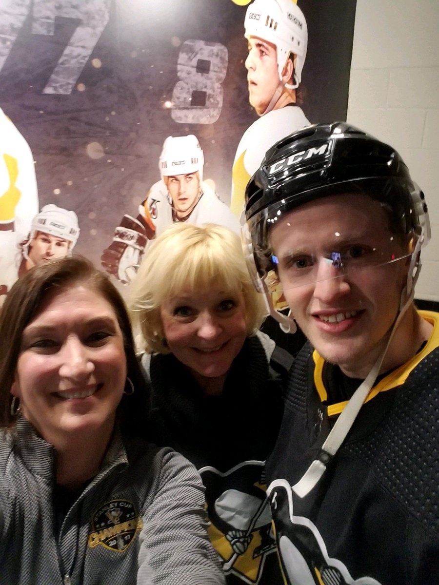 rfmath's tweet image. Fran and Chris helping the Pens get ready for a win tonight @penguins Thanks!!! @jakenbake20