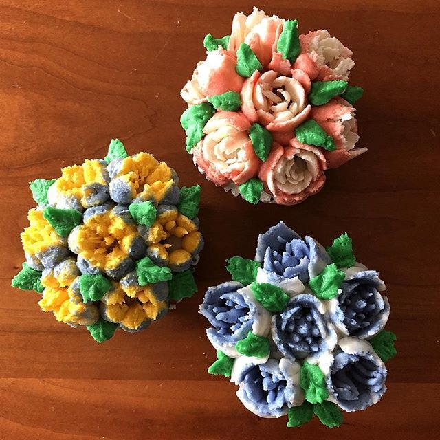 MtProse's tweet photo. Trying out Russian piping tips. They’re not as easy and miraculous as YouTube would have you believe...but still fun to try. 
#buttercream #buttercreamfrosting #buttercreamcake #cupcakes #buttercreamcupcakes #cakedecorating #russianpipingtips #russianpip… https://t.co/zTkAQJEKYm https://t.co/N2oIjuHOWI