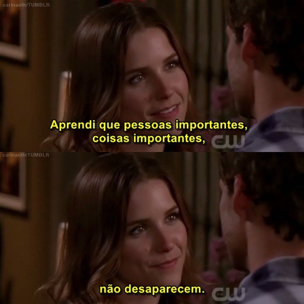 arii_su3ddy's tweet photo. a melhor serie já feita que consegue me fazer chorar e dar risada em quase todos os episódios, tem os melhores otps, só tem tema foda, trata de rótulos, morte, tiroteio em escola, tem o melhor vilão debochado de todos, e ensina uma porrada de coisa boa! #7YearsWithoutOneTreeHill https://t.co/kSFJnDusqo