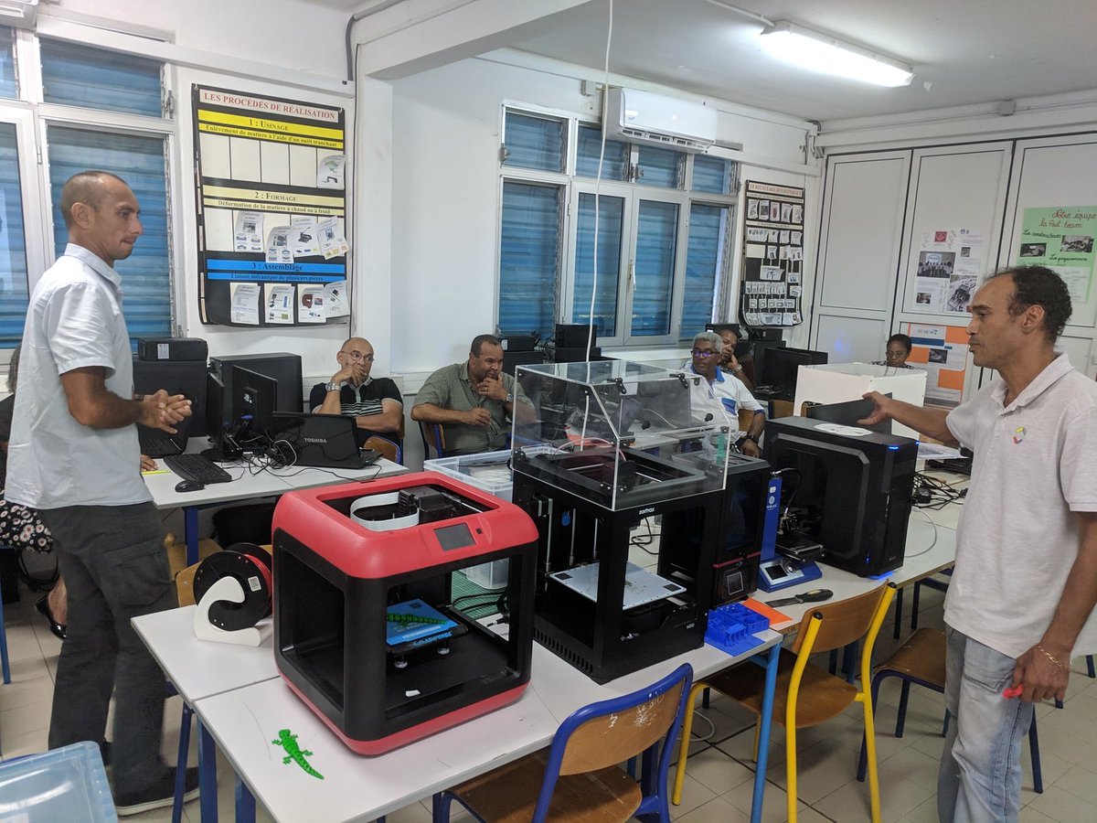 daventura972's tweet photo. Deuxième session de formation sur l'impression 3D au #CollegeConstantLeRay @ray_college #9720043P. 
Les #profs de #techno ont pu effectuer des impressions 3D et découvrir le scanner 3D avec @matrix3dconcept .
@acmartinique
@DaneMartinique @gbaudin972 @GalvaPascale https://t.co/vOuN37luDQ