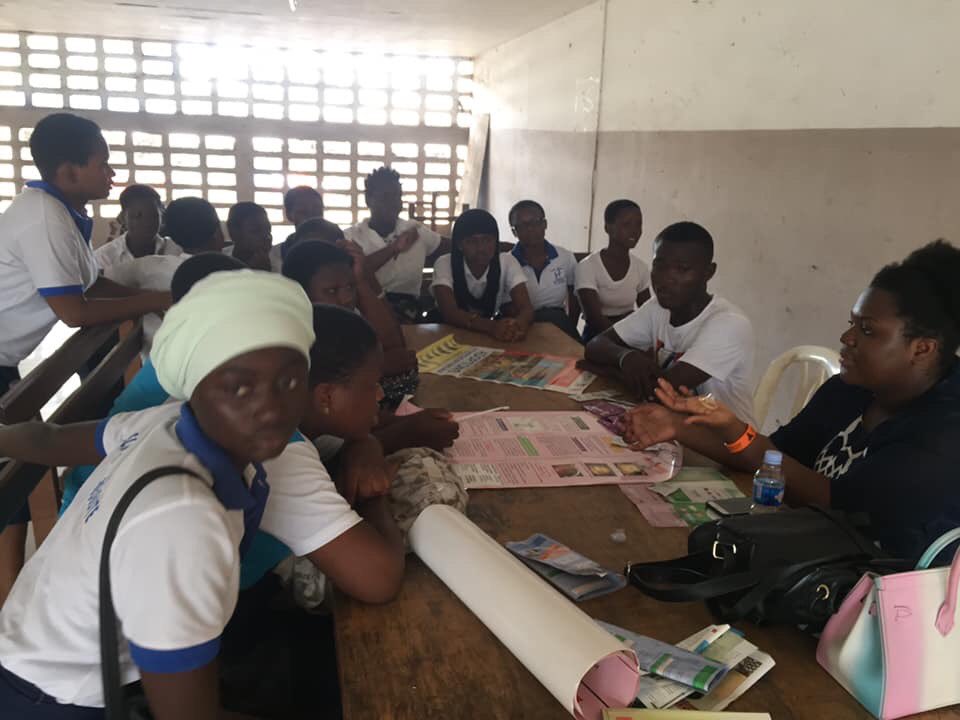 AmelieKoudou's tweet photo. Le MAJ/AIBEF Abidjan était en activité au lycée moderne de Treichville ce mercredi 03/04/2019. @AibefMaj @IPPFAR @POuagaPF @jasrpfci @OSCPFAFRIQUE @PSIimpact @ONG_MESSI @UNICEF_CIV @UnfpaCI @verosehier @AnnePfitzer @Kambou16280341 @edithsalimata21 @EphrasieCouliba @filstia. https://t.co/dVPjrX7T6E