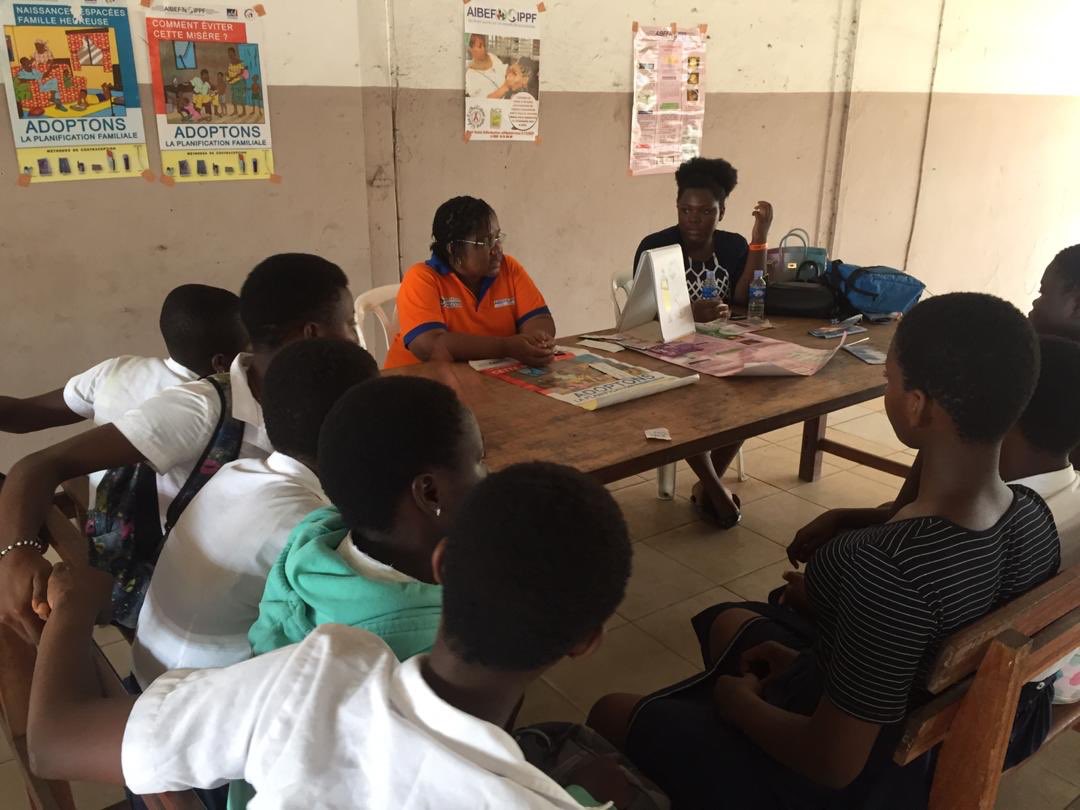 AmelieKoudou's tweet photo. Le MAJ/AIBEF Abidjan était en activité au lycée moderne de Treichville ce mercredi 03/04/2019. @AibefMaj @IPPFAR @POuagaPF @jasrpfci @OSCPFAFRIQUE @PSIimpact @ONG_MESSI @UNICEF_CIV @UnfpaCI @verosehier @AnnePfitzer @Kambou16280341 @edithsalimata21 @EphrasieCouliba @filstia. https://t.co/dVPjrX7T6E