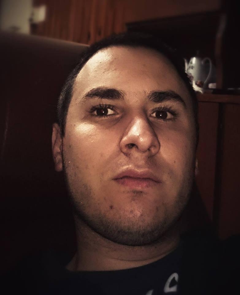 LeoMark_Ok's tweet photo. #SebastianDiPaoli ERA CAJERO EN LA SUCURSAL BAPRO PAGOS DE #SanAntoniodeAreco LO ECHARON POR LADRÓN Y AHORA ESTÁ DE #DJ en #BarrilPub @fundacionbapro @ArecoAlerta ESTOS DELINCUENTES SIEMPRE CONSIGUEN ALGÚN CURRO, YO LE CORTARÍA LAS MANOS Y QUE LE DEN TRABAJO A LA GENTE HONESTA. https://t.co/5X5JcleB6I