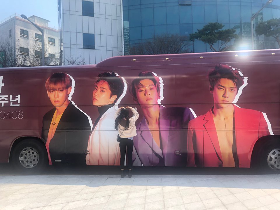 OnevelyJi's tweet photo. 바이두 엑소바 7주년버스봤당ㅎㅎ 기사아저씨가 사진찍으면 천원내야한다구 농담도 하심ㅋㅋㅋㅋㅋㅋㅋ @baiduEXObarCN https://t.co/vaLPVjivNU