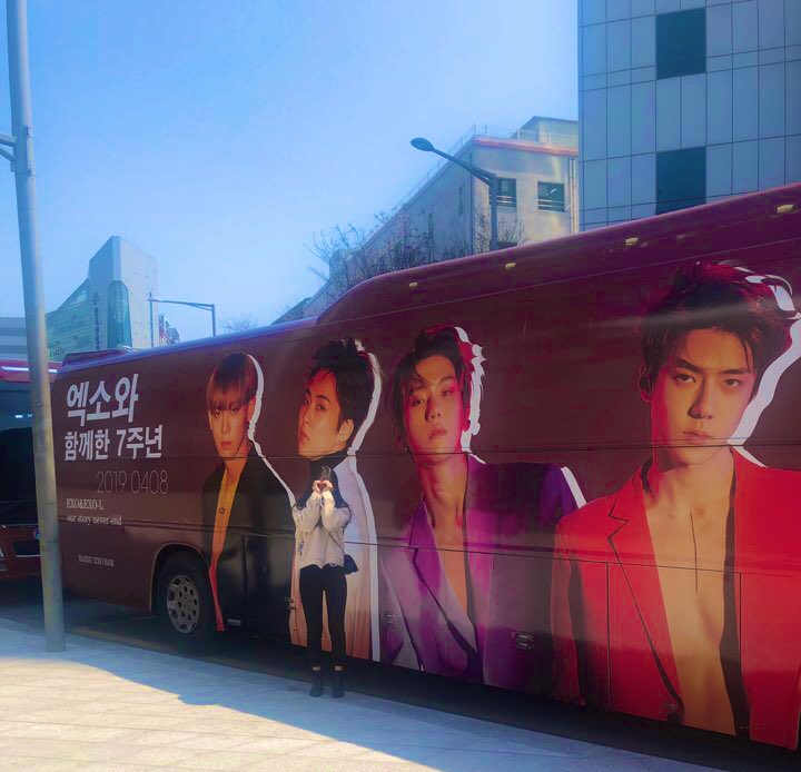 OnevelyJi's tweet photo. 바이두 엑소바 7주년버스봤당ㅎㅎ 기사아저씨가 사진찍으면 천원내야한다구 농담도 하심ㅋㅋㅋㅋㅋㅋㅋ @baiduEXObarCN https://t.co/vaLPVjivNU