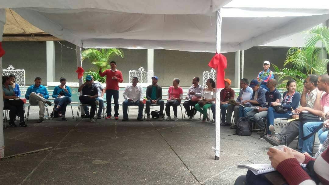 LaAranera's tweet photo. #Hoy El Presidente de @Incesocialista @WuikelmanAngelP se reunió con equipos de trabajo de Miranda y Distrito Capital abordando la importancia de la producción en la coyuntura política y económica actual. @Somos_Inces @YndiTorregrosa #ChambaInces #CuadrillasEnDefensaDeLaPaz https://t.co/KexfM6kWHr