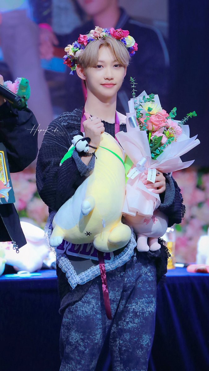 felixarchived's tweet photo. felix literally looks like the reincarnation of persephone, goddess of spring 🌷 https://t.co/mxQMLxwhxJ
