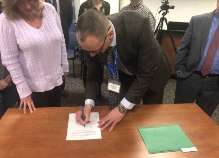 WestIrondequoit's tweet photo. Thanks to perseverance &amp; collaboration on both sides, the Irondequoit Educational Secretaries Association &amp; our District have reached a new 4-year contract agreement. Here are IESA president Kim Schrank and Supt. @AaronJohnsonEdD signing it at tonight's Board of Education meeting https://t.co/LX8340j8di