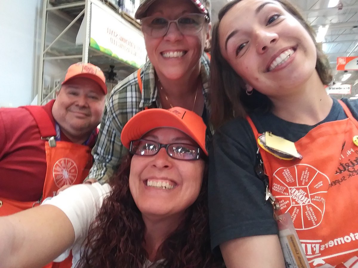 SisterChr1stian's tweet photo. A little team appreciation today at the super service desk🤘#SuperDesk #ProudPayson #HomeDepot https://t.co/j1RmajNLGo