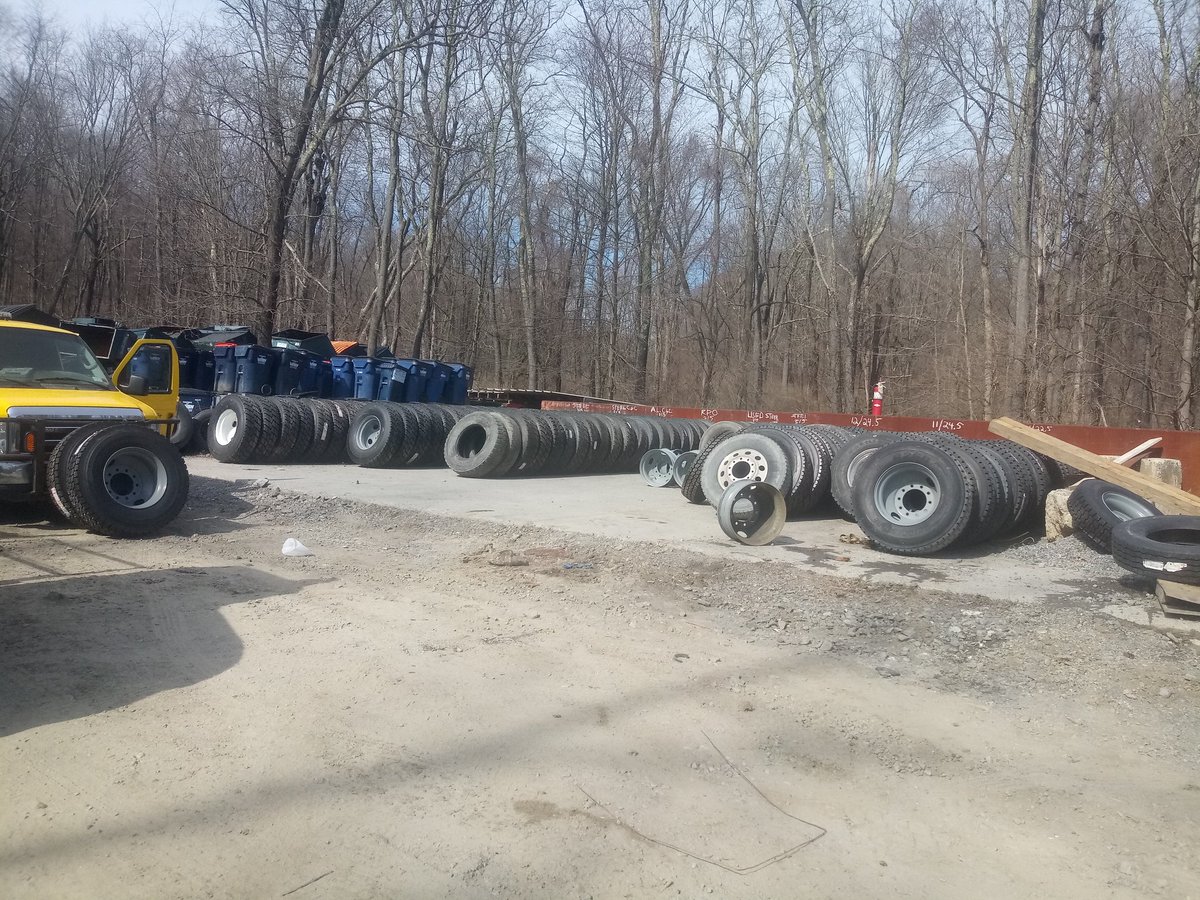 URINYC's tweet photo. Top of tye eveming #NY 🇺🇸🌍 SENDING OUT POSITIVE VIBES #HappyThurs out here #AsUsual #HardWork #InterCityTire finshing up my weekly #FleetService for #WelshRoyal now back at the shop #NightService #OnCall. Enjoy ya night #NY be Safe out there https://t.co/GC4TVNNwqj