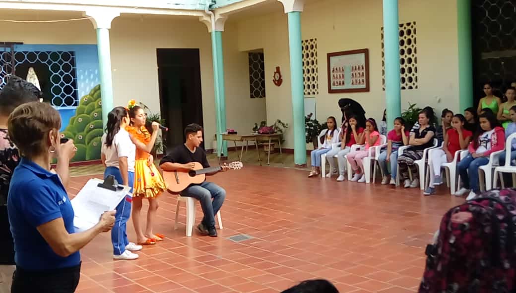 alcaldiaocana's tweet photo. La Administración de @MiriamPradoC, llegó hasta el Amparo de Niñas, para brindarles una tarde lúdica donde la recreación, las risas, el baile y el canto fueron los protagonistas de la tarde. #SumateJugando https://t.co/lppvDqsGb8