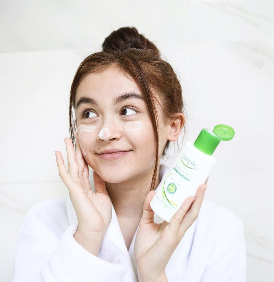 SimpleSkinUS's tweet photo. Repost from #simplepartner @annacathcart 💚
"Who knows what the best moisturizer is? The answer is Simple: @SimpleSkinUS Replenishing Rich Moisturizer! Vegan with no harsh chemicals.” https://t.co/I7cs5fhyv9