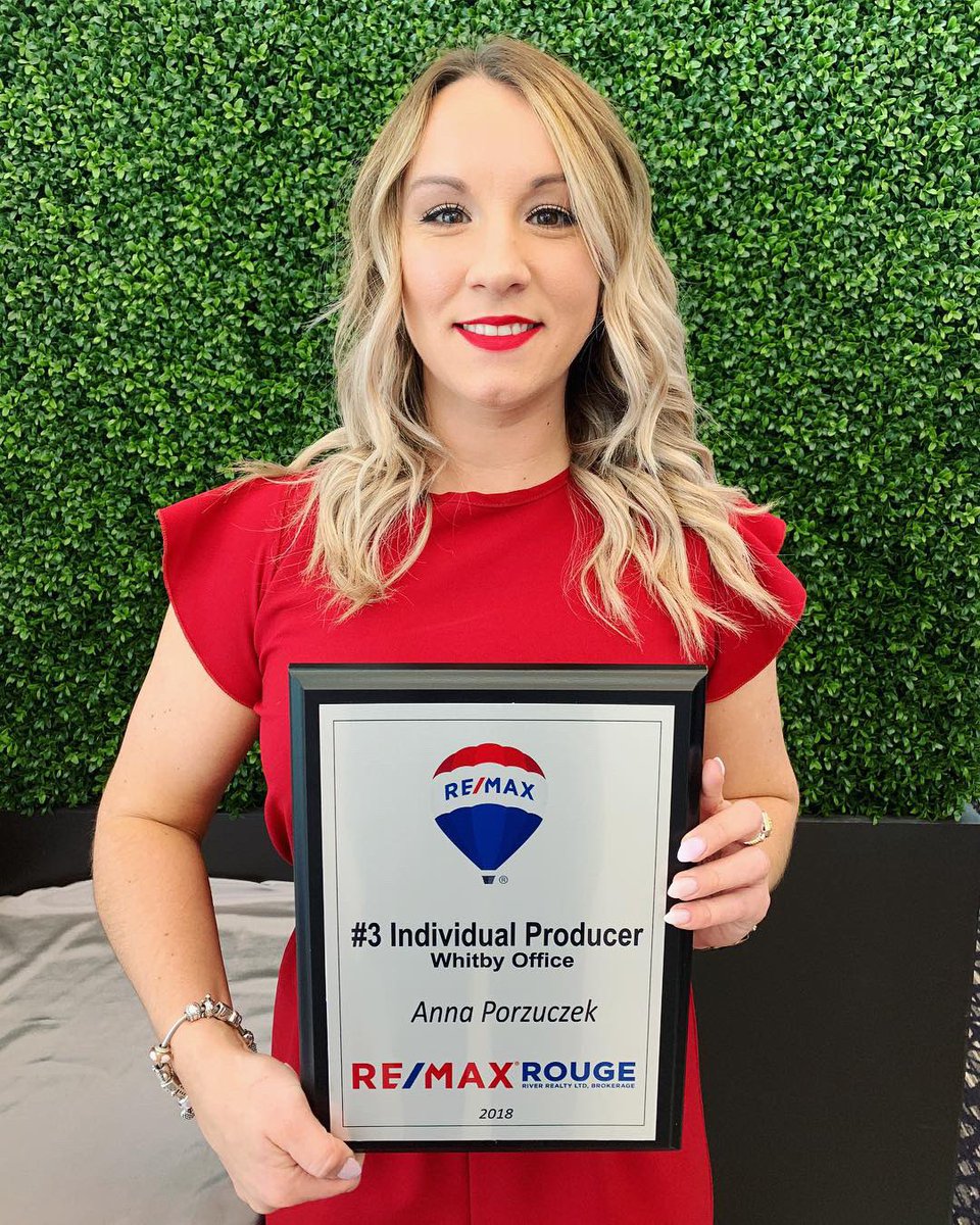 anna_sold_it's tweet photo. This happened yesterday !! #SoExcited #remax #topproducer #remaxhustle #annasoldit #bossbabe #businesslady #redlipstick #remaxred #remaxrouge https://t.co/k5sbBM1p1T
