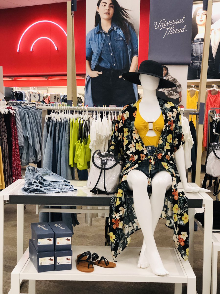 Bringing tropical vibes to #T2249 🌴 🌺 @stephmontanari  <a href="/natmas23/">natalie</a>