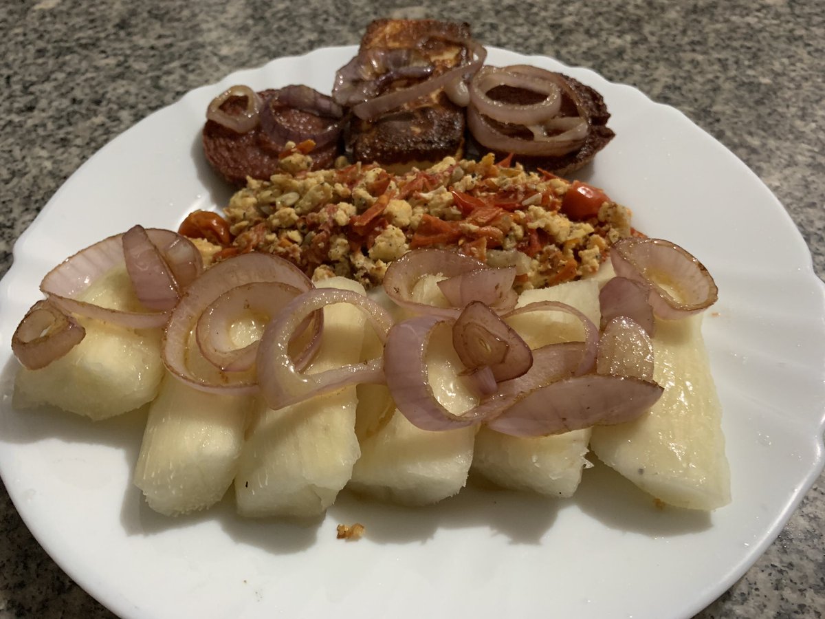 FelixPortes's tweet photo. Excusen la hora pero este es uno de mis platos favoritos... cenaron? 
Yuca invadida por cebollas sofritas, queso y salami frito con huevos revueltos con cebollas y tomates barceló... Quién quiere?
#AbogadoenlaCocina #BotandoStress https://t.co/wLSMTjXs93