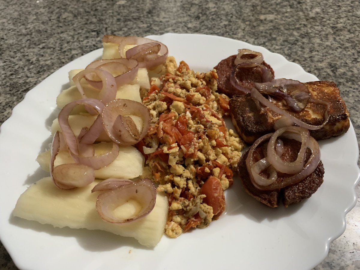 FelixPortes's tweet photo. Excusen la hora pero este es uno de mis platos favoritos... cenaron? 
Yuca invadida por cebollas sofritas, queso y salami frito con huevos revueltos con cebollas y tomates barceló... Quién quiere?
#AbogadoenlaCocina #BotandoStress https://t.co/wLSMTjXs93